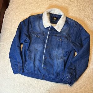 Lee Faux Sherpa Lined Men’s Denim Trucker Jacket. Size Medium.